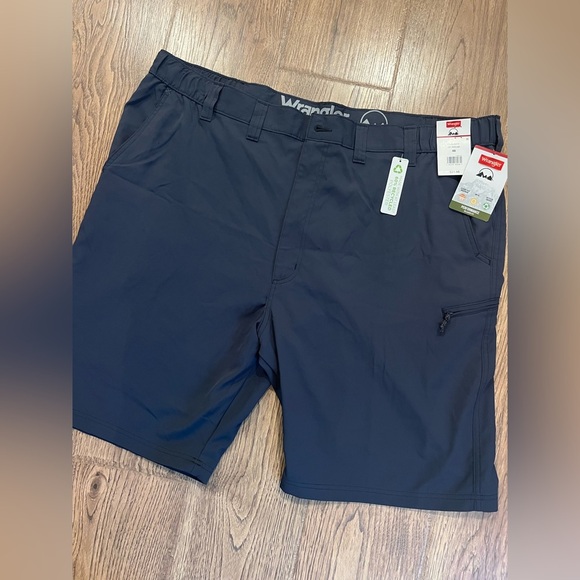 Mens Wrangler 10" Inseam Performance Zip Cargo Shorts Size 46 NWT Relaxed Fit - Picture 2 of 4